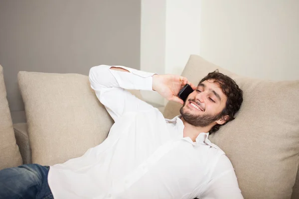 Portret Van Een Gelukkig Man Praten Aan Telefoon — Stockfoto