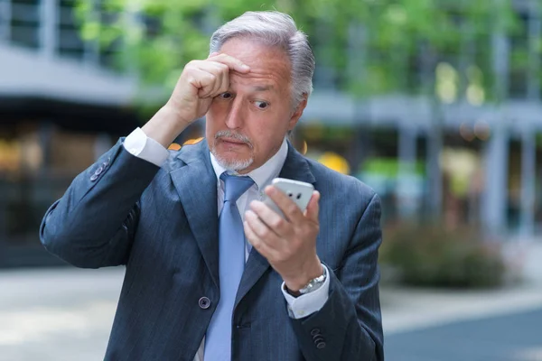 Portrét Senior Obchodníka Pomocí Svého Mobilního Telefonu — Stock fotografie