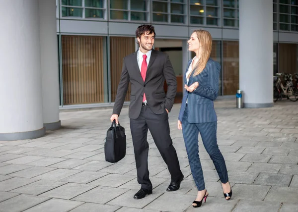 Pessoas Negócios Sorridentes Conversando Enquanto Caminham — Fotografia de Stock