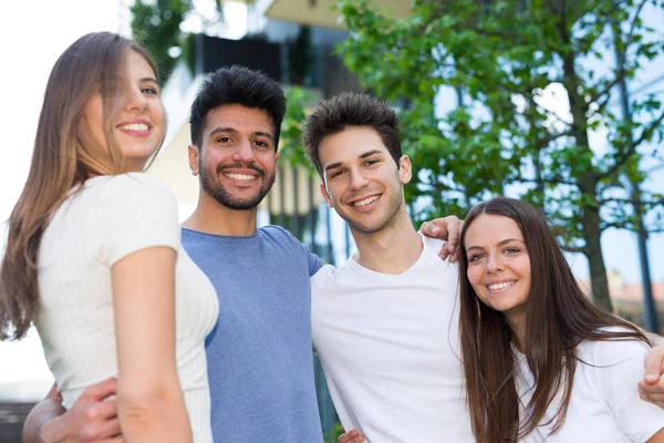 Sorridente Gruppo Amici Felici — Foto Stock