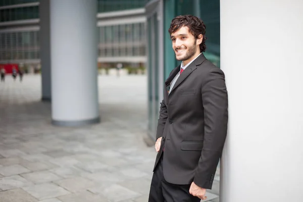 Uśmiechający Się Portret Biznesmen Przed Jego Biurem — Zdjęcie stockowe