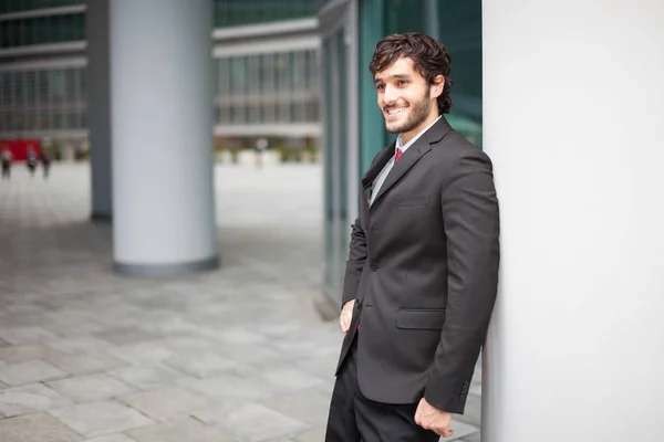 Lachende Zakenman Portret Voor Zijn Kantoor — Stockfoto