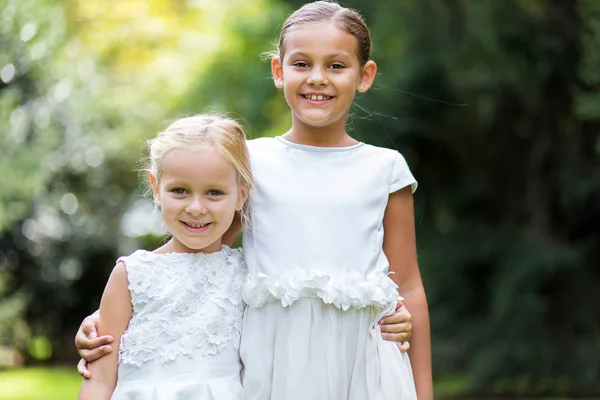 Petites Filles Souriantes Embrassant Dans Parc — Photo