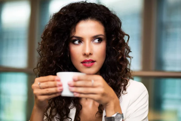 Ritratto Donna Bruna Che Beve Caffè — Foto Stock