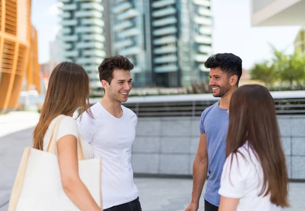 Gruppo Amici Felici Che Parlano Luogo Pubblico — Foto Stock