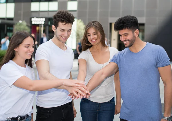 Grupo Amigos Poniendo Sus Manos Juntas Concepto Amistad — Foto de Stock