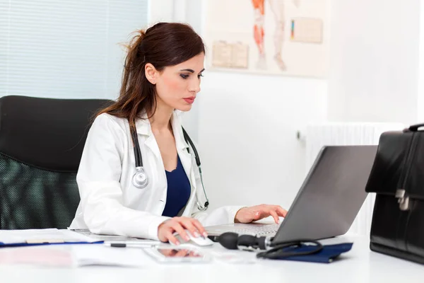 Lekarz Pracujący Laptopem — Zdjęcie stockowe