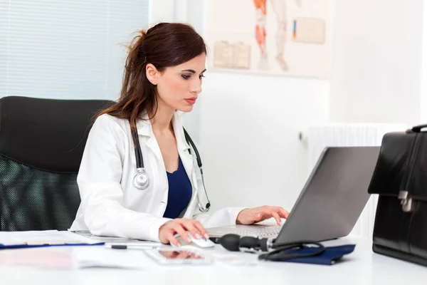 Doctor Working Laptop — Stock Photo, Image