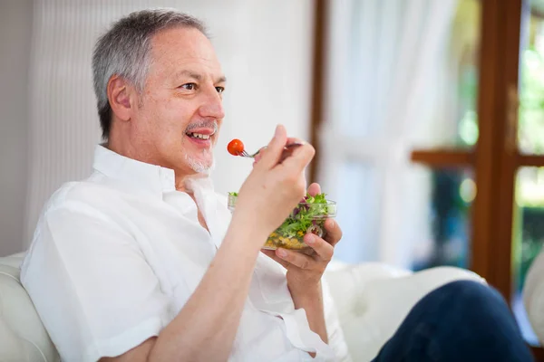 成熟的男人吃健康的沙拉 — 图库照片