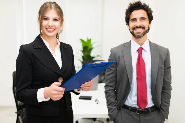 Sorridenti Uomini Affari Nel Loro Ufficio — Foto Stock