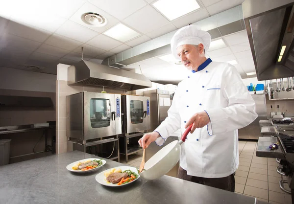 Chef Masculino Vestido Con Uniforme Blanco Preparando Plato — Foto de Stock