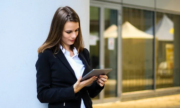 Donna Affari Sorridente Utilizzando Tablet Digitale All Aperto — Foto Stock