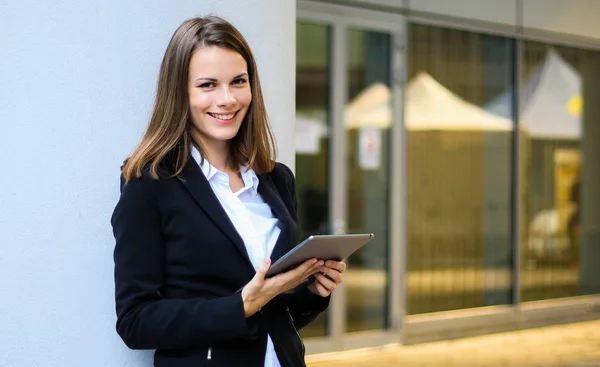 Donna Affari Sorridente Utilizzando Tablet Digitale All Aperto — Foto Stock