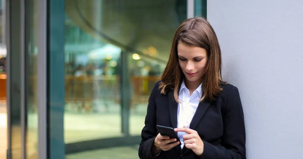 Leende Affärskvinna Med Smartphone Utomhuspool — Stockfoto