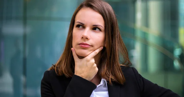 Porträt Einer Geschäftsfrau Mit Nachdenklichem Gesichtsausdruck — Stockfoto