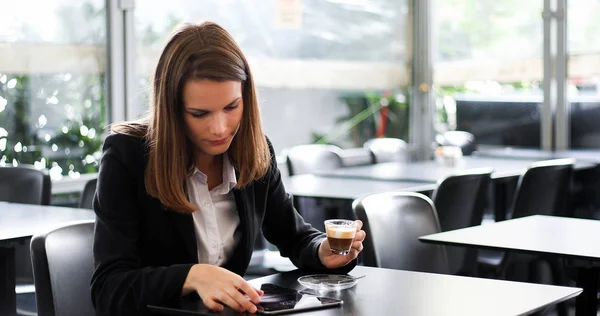 Jovem Empresária Uma Pausa Para Café Usando Computador Tablet — Fotografia de Stock