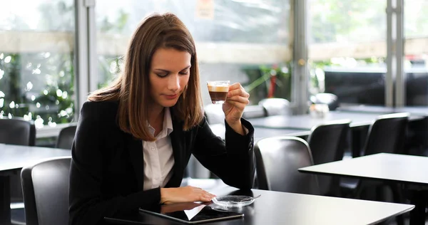 Jovem Empresária Uma Pausa Para Café Usando Computador Tablet — Fotografia de Stock