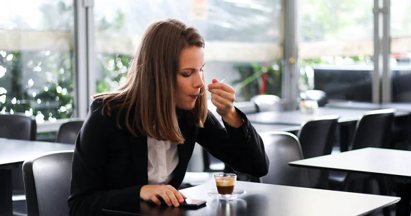 Mulher Bonita Tomando Café Café — Fotografia de Stock