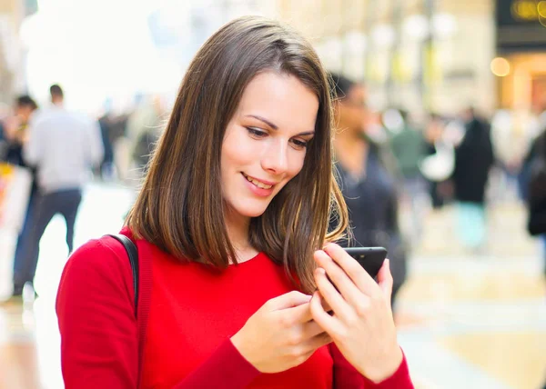 Jonge Vrouw Met Behulp Van Een Smartphone Outdoor — Stockfoto