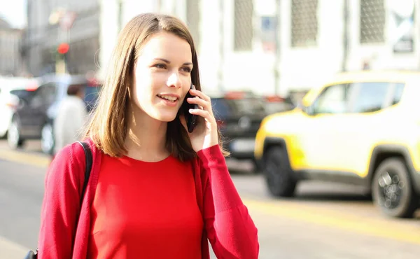 Mladá Žena Chodí Městě Neformálních Šatech Mluví Telefonu — Stock fotografie