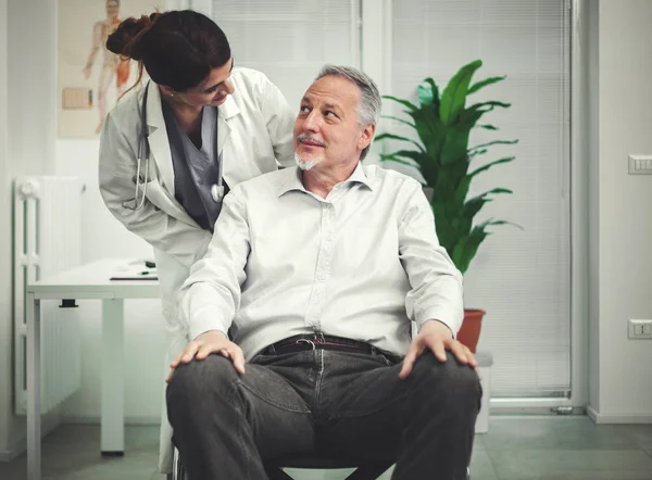 Médecin Féminin Parlant Patient Fauteuil Roulant — Photo