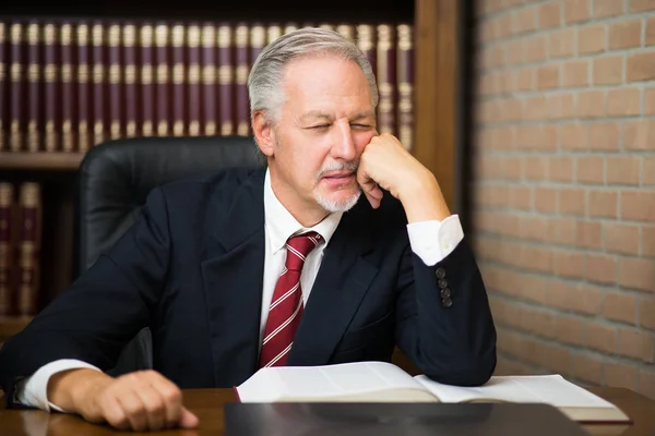 Homme Affaires Senior Dormant Dans Son Bureau — Photo