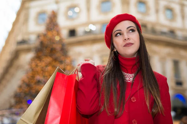 クリスマス前にショッピング街で若い女性 — ストック写真