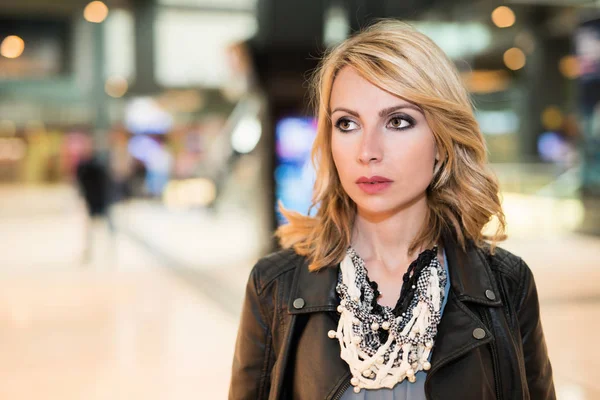 Woman Walking Public Place — Stock Photo, Image