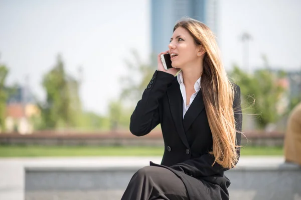Молодая Блондинка Бизнесмен Говорит Мобильному Телефону — стоковое фото