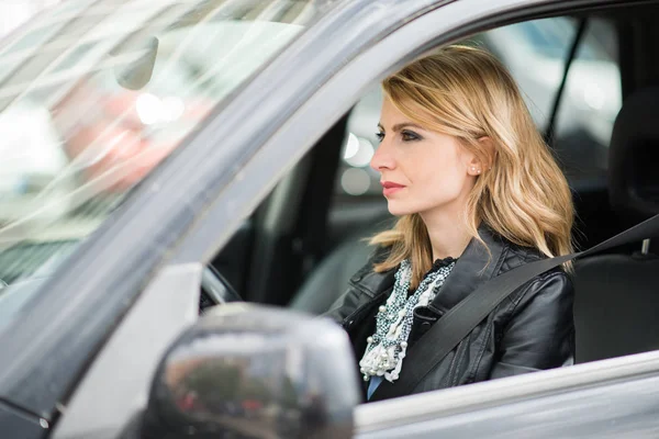 Mladá Žena Řízení Její Auto — Stock fotografie