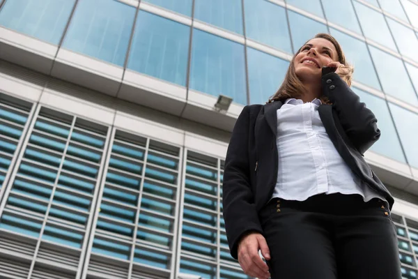 Ung Affärskvinna Pratar Sin Mobiltelefon — Stockfoto