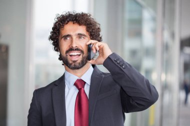 Mobil telefonda konuşurken bir yakışıklı işadamı portresi yakın çekim