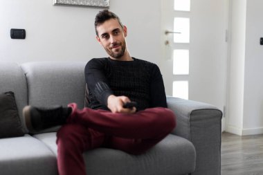 Kanepesinde televizyon izleyen bir adamın portresi.