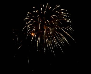 Gökyüzünde güzel havai fişekler, kutlama ve yeni yıl konsepti