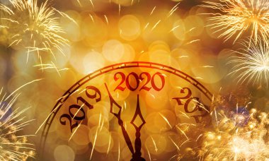 Yeni yıl konsepti, 2020 'nin gece yarısına yakın saat, havai fişekler altın bokeh arka plan