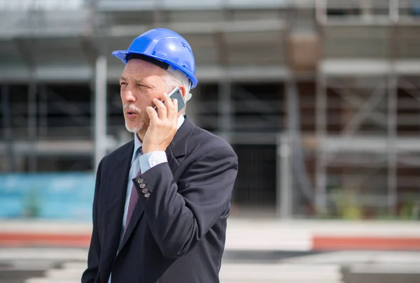 Retrato Arquiteto Falando Telefone Com Seu Empreiteiro — Fotografia de Stock