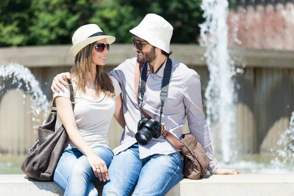 Couple Jeunes Touristes Assis Près Une Fontaine — Photo