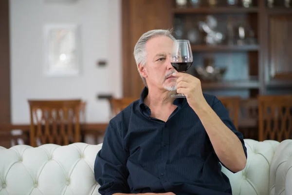 Portrait Homme Mûr Dégustant Verre Vin Rouge Maison — Photo