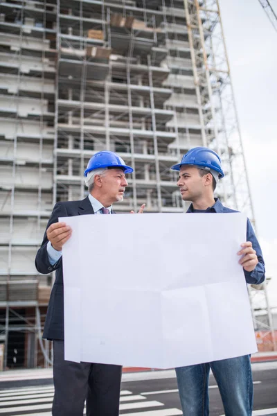 Arquitecto Explicando Qué Trabajo Hacer Administrador Del Sitio —  Fotos de Stock