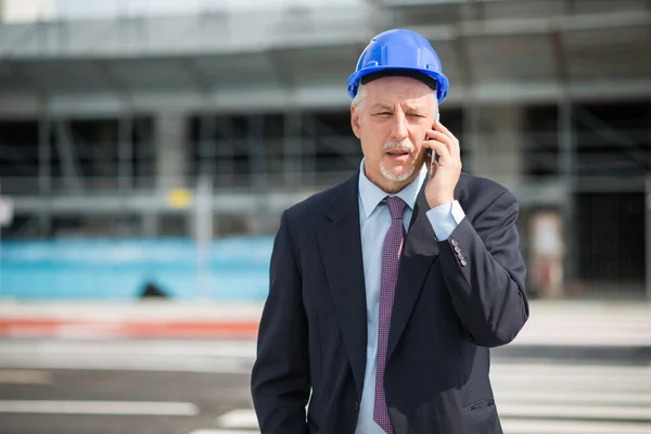 Retrato Arquiteto Falando Telefone Com Seu Empreiteiro — Fotografia de Stock