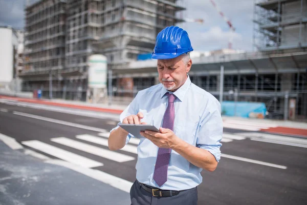 Bauleiter Mit Seinem Tablet Vor Einer Baustelle — Stockfoto