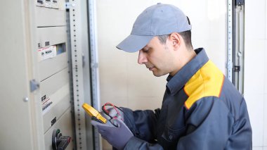 iş yerinde bir elektrikçi portresi