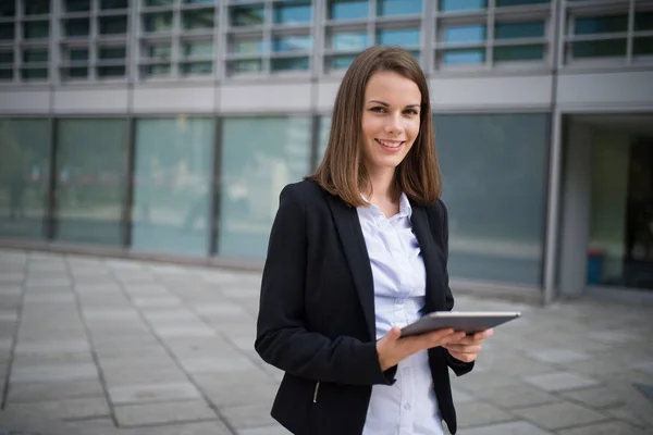 Portrait Une Jeune Femme Utilisant Une Tablette Devant Son Bureau — Photo