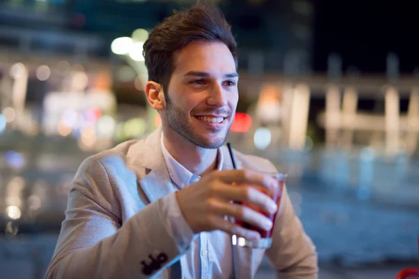 Hombre Negocios Sonriente Bebiendo Cóctel Después Del Trabajo —  Fotos de Stock