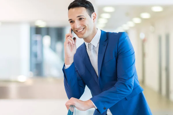 Young Manager Aan Telefoon — Stockfoto