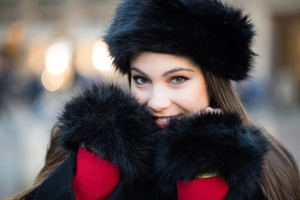 Портрет Женщины Испытывающей Холод Зимой Открытом Воздухе — стоковое фото