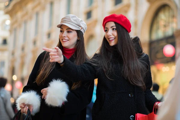 Duas Mulheres Jovens Sorridentes Atraentes Estão Comprando Cidade — Fotografia de Stock