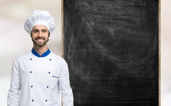 Retrato Chef Sorridente Frente Quadro Negro — Fotografia de Stock