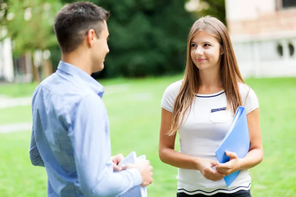 Casal Estudantes Conversando Juntos — Fotografia de Stock