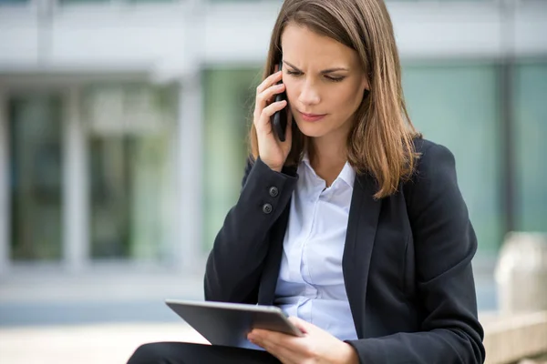 Portret Van Een Jonge Vrouw Met Behulp Van Een Tablet — Stockfoto